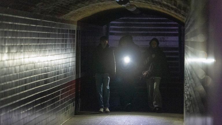 Passanten gehen durch den Bahnhof Wannsee nach einem Stromausfall.