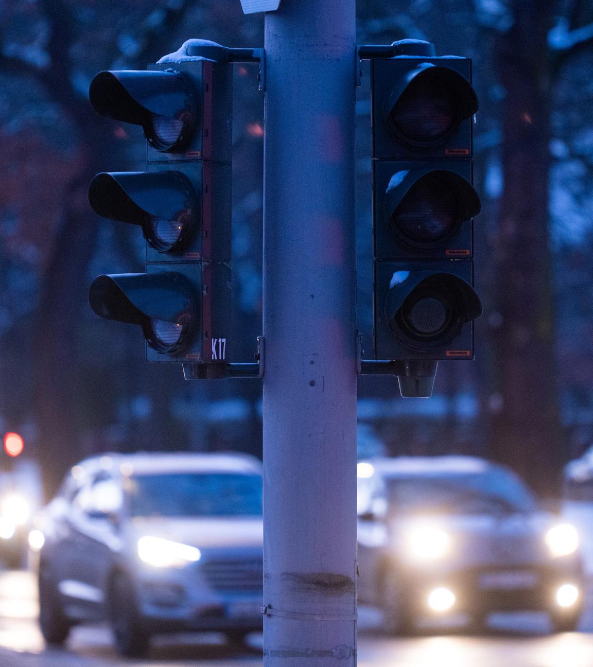 Berlin: Eine Ampel auf einer Kreuzung auf der Potsdamer Chaussee ist nach einem Stromausfall ausgefallen.