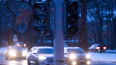 Berlin: Eine Ampel auf einer Kreuzung auf der Potsdamer Chaussee ist nach einem Stromausfall ausgefallen.