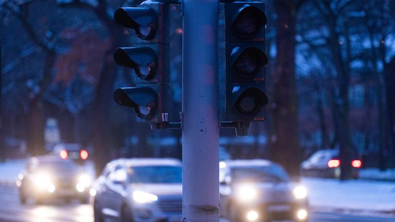 Berlin: Eine Ampel auf einer Kreuzung auf der Potsdamer Chaussee ist nach einem Stromausfall ausgefallen.