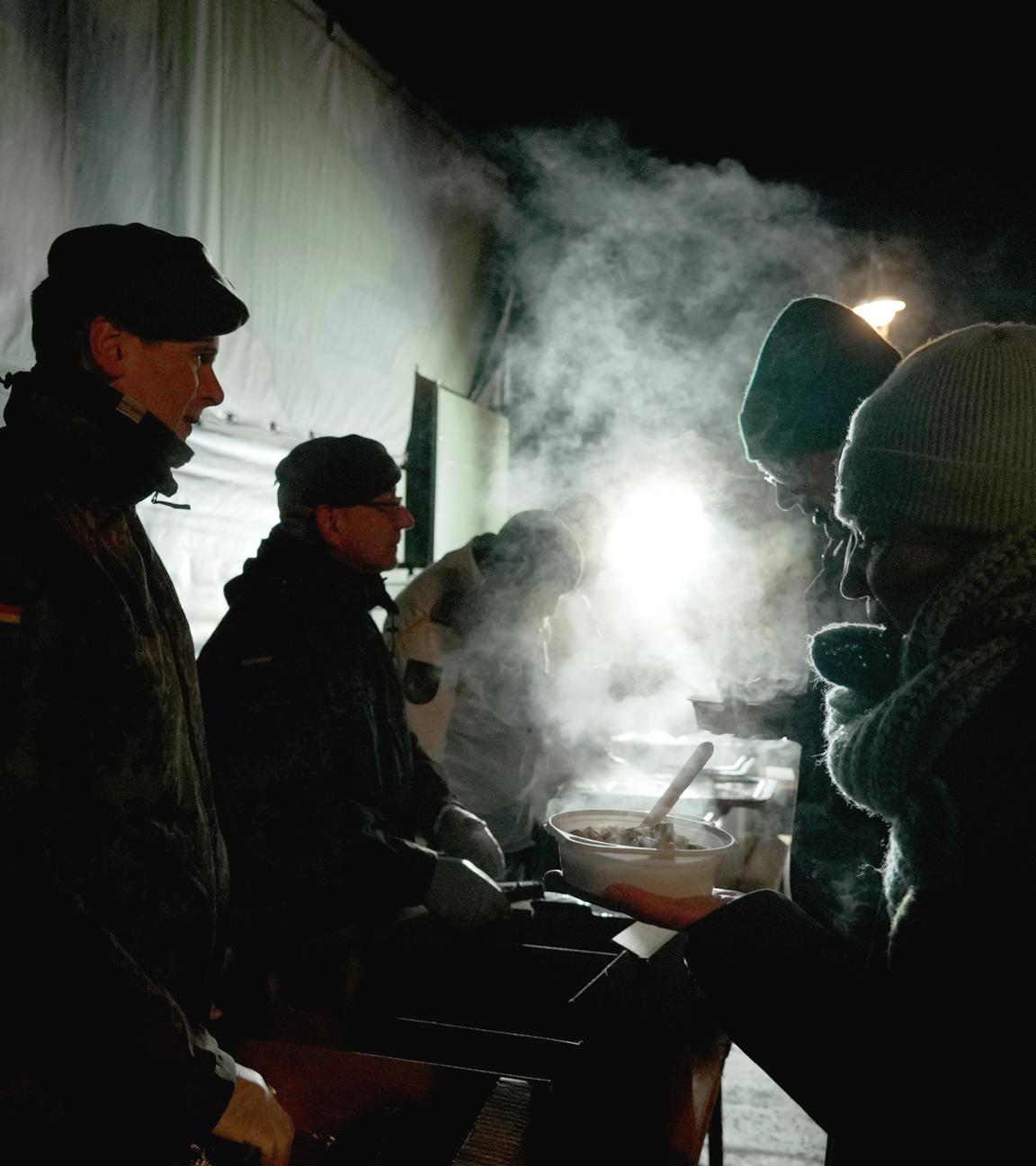  Soldaten der Bundeswehr geben nach dem tagelangen großflächigen Stromausfall im Berliner Südwesten warme Mahlzeiten am Mexikoplatz aus. 