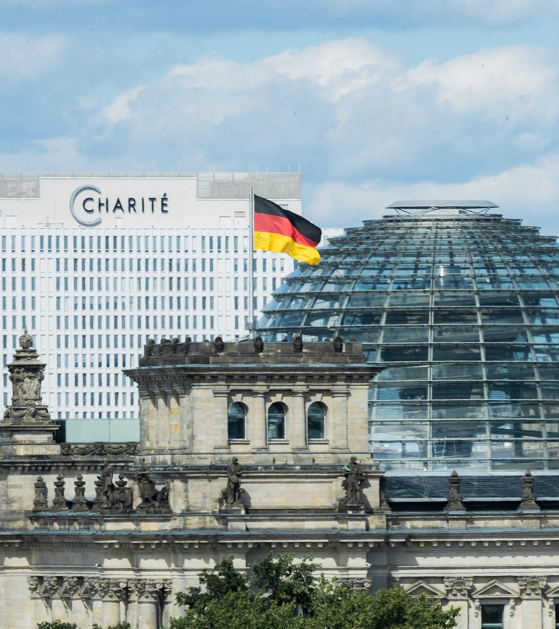 Gebäude der Berliner Charité hinter dem Reichtagsgebäude
