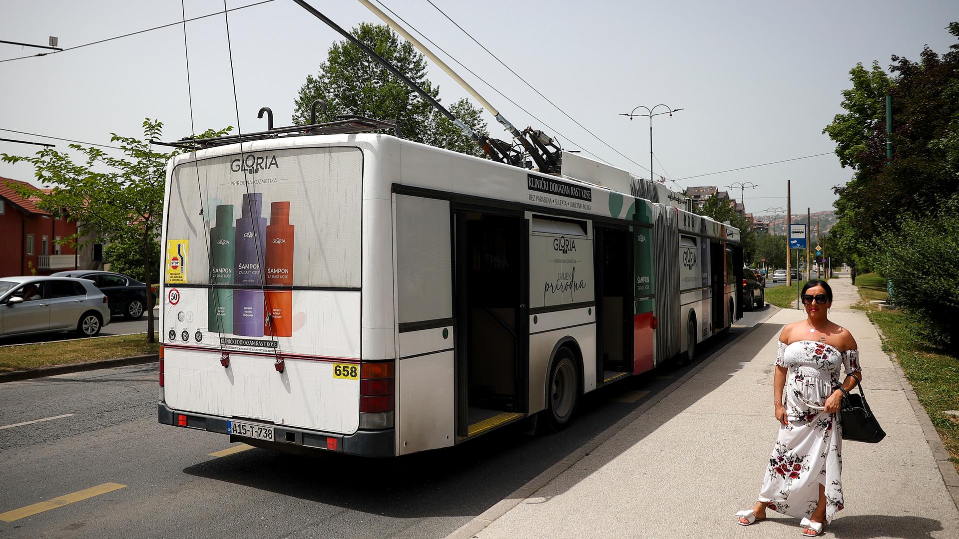 Eine Frau wartet neben dem Oberleitungsbus, als der Verkehr wegen eines Stromausfalls in Sarajevo, Bosnien, am 21. 06. 2024, zum Erliegen kommt.