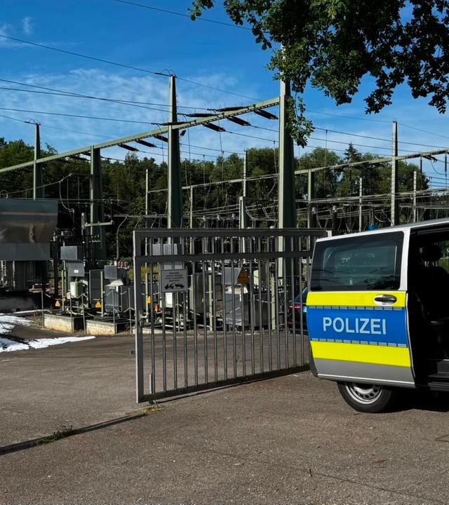 Ein Fahrzeug der Polizei steht am Umspannwerk am 08.06.2026 in Reutlingen, Baden-Württemberg.