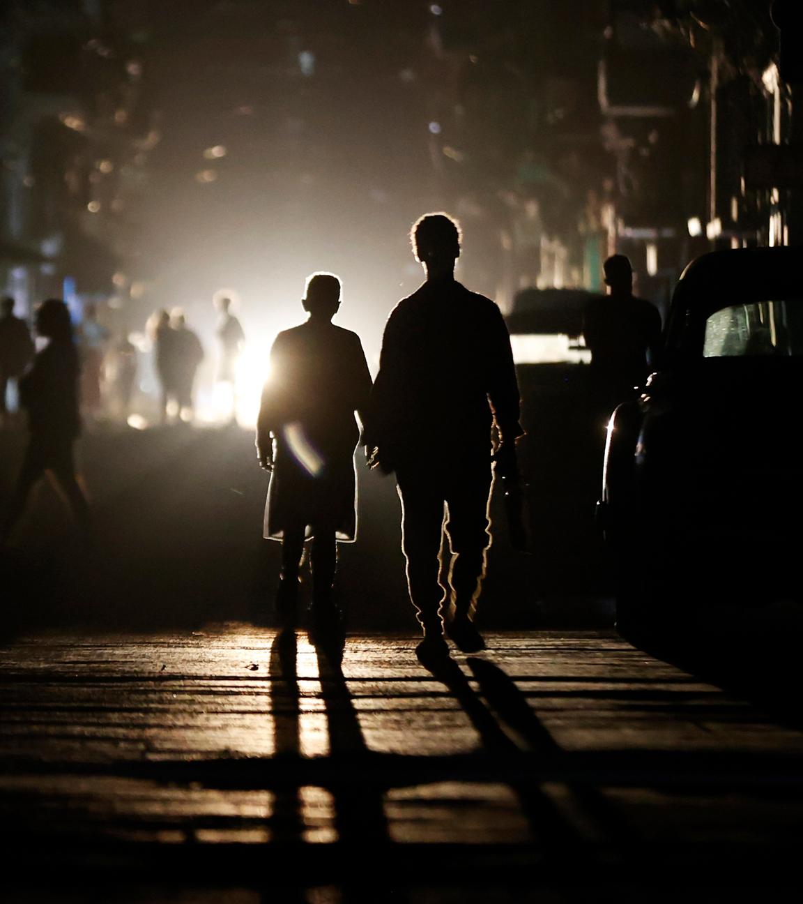 Menschen gehen während eines landesweiten Stromausfalls in Havanna, Kuba, aufgenommen am 22.03.2026