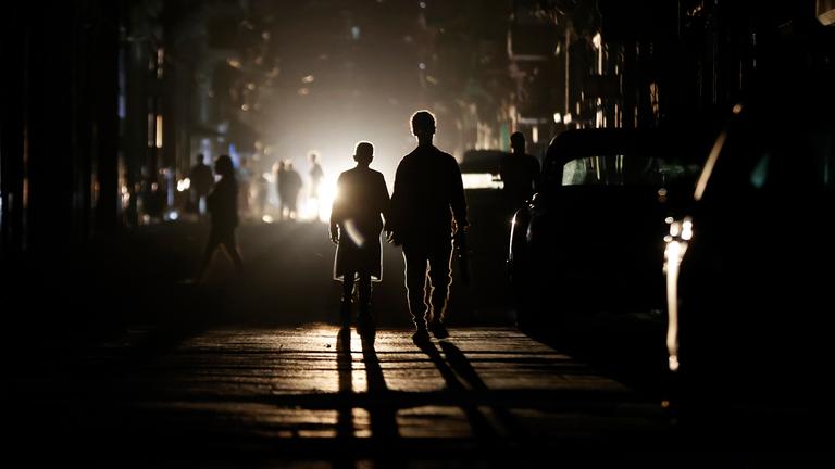 Menschen gehen während eines landesweiten Stromausfalls in Havanna, Kuba, aufgenommen am 22.03.2026