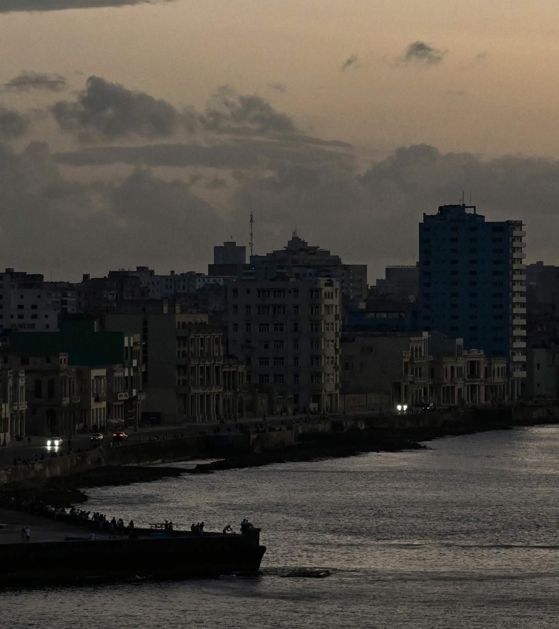 Diese Ansicht zeigt Gebäude bei Sonnenuntergang während eines Stromausfalls in Havanna