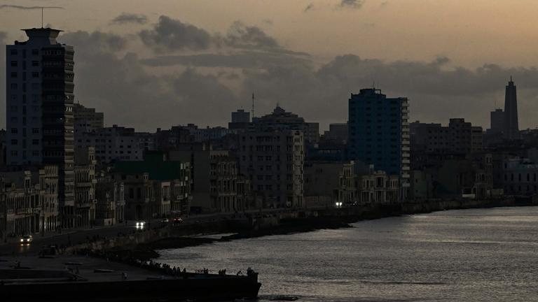 Diese Ansicht zeigt Gebäude bei Sonnenuntergang während eines Stromausfalls in Havanna