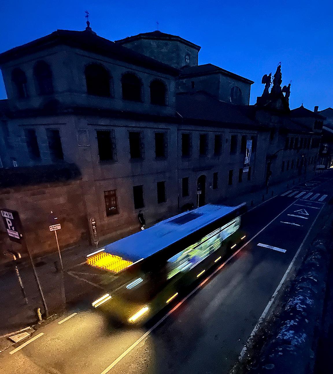 Ein Stadtbus fährt durch die historische Stadt Santiago, während eines massiven Stromausfalls in Spanien und Portugal