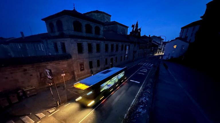 Ein Stadtbus fährt durch die historische Stadt Santiago, während eines massiven Stromausfalls in Spanien und Portugal