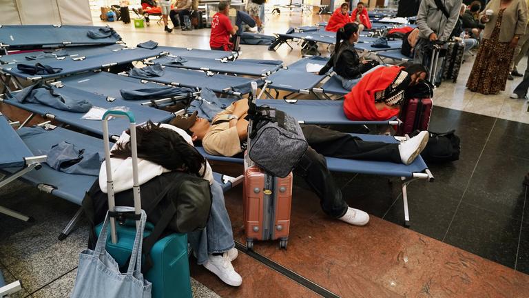 Liegen stehen im Inneren des Bahnhofs Maria Zambrano am Tag nach dem großflächigen Stromausfall.