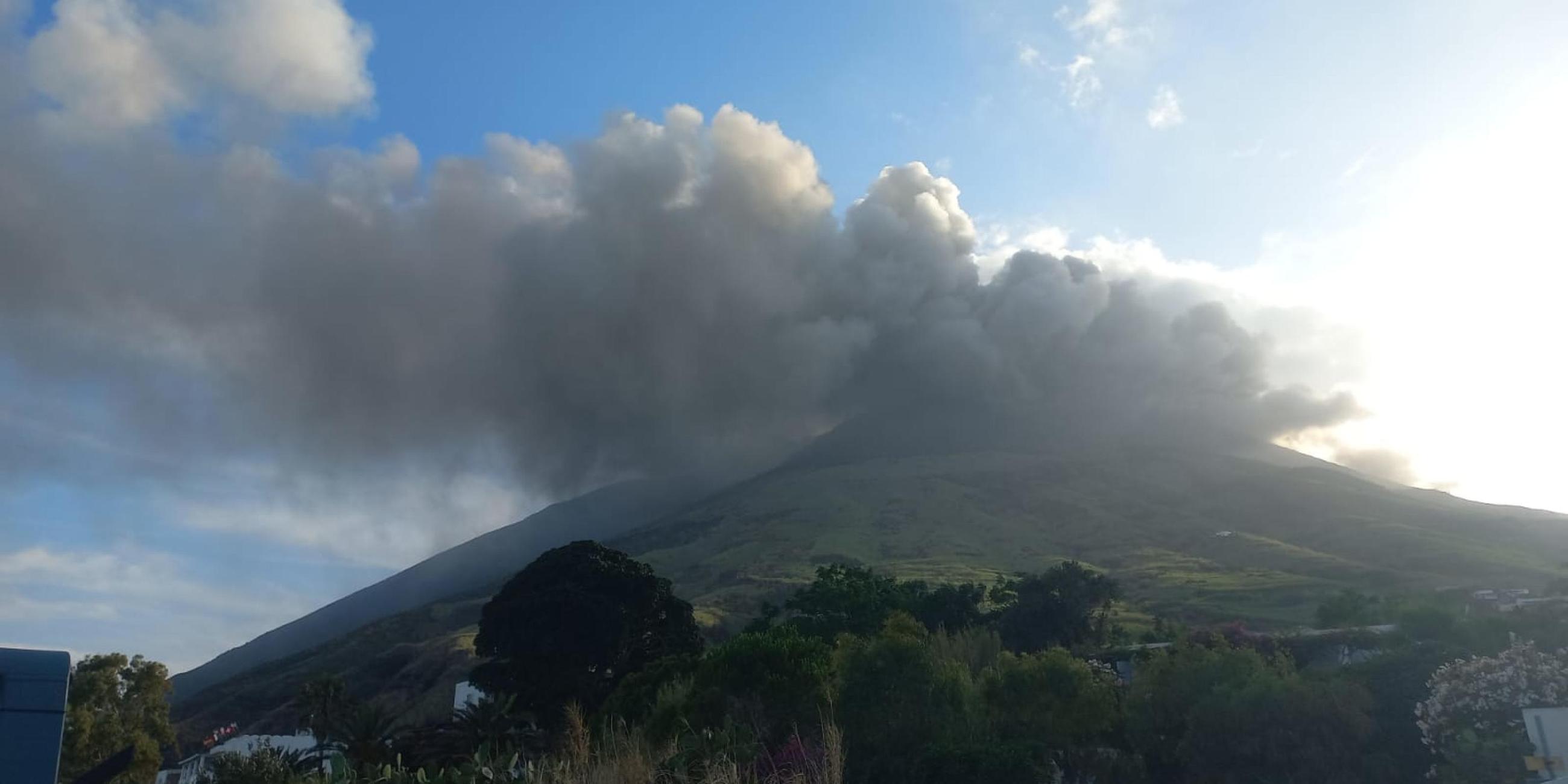 Aus dem Stromboli kommt eine Rauchwolke