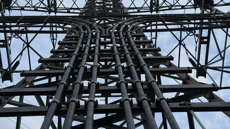 Freiliegende Kabel - Kritische Infrastruktur ist oft ungeschützt