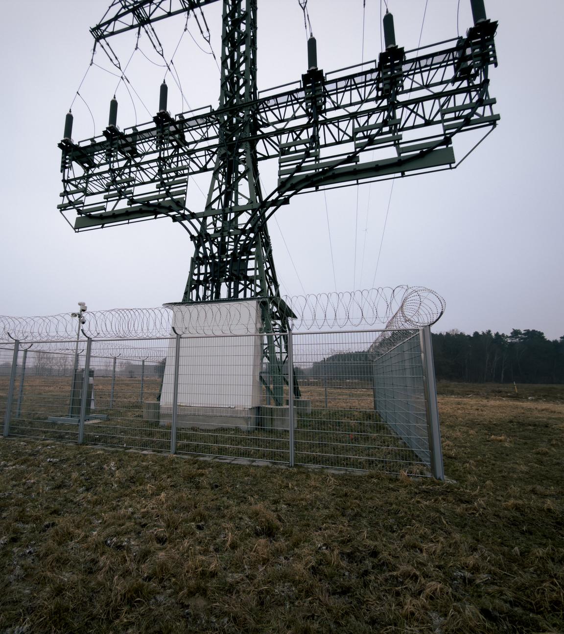 Zaun, Nato-Draht, Kameras: Geschützter Mast nahe Tesla-Werk in Grünheide