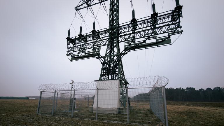 Zaun, Nato-Draht, Kameras: Geschützter Mast nahe Tesla-Werk in Grünheide