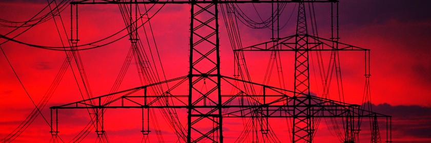 Strommasten in der Abenddämmerung