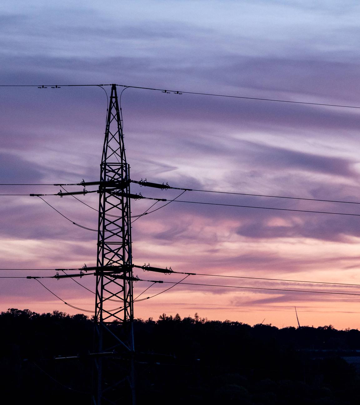 Sonnenuntergang mit Strommast und farbigem Abendhimmel am 07.09.25 in Selters, Hessen.