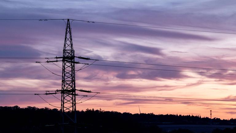 Sonnenuntergang mit Strommast und farbigem Abendhimmel am 07.09.25 in Selters, Hessen.
