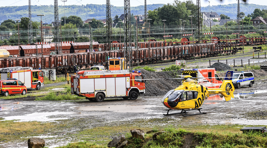 Fahrzeuge Rettungskräfte an Güterbahnhof