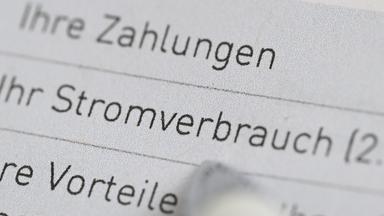 Auf einer Stromrechnung eines Stromanbieters stehen die Wörter Zahlungen und Stromverbrauch. 