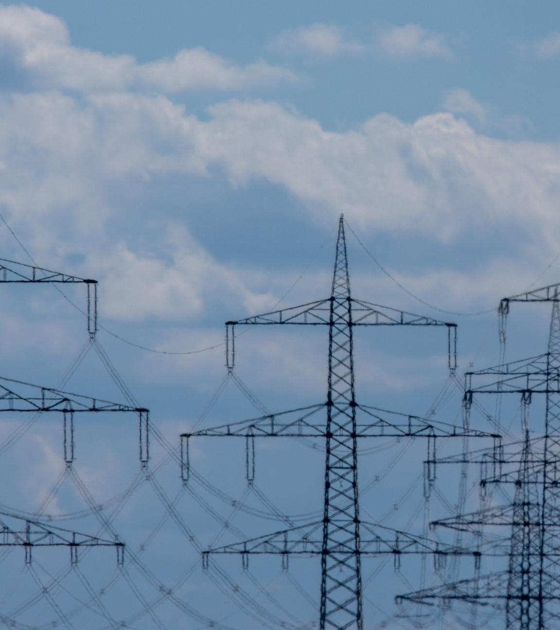 Mecklenburg-Vorpommern, Klein Rogahn: Masten von Stromferntrassen stehen vor einem Umspannungswerk.