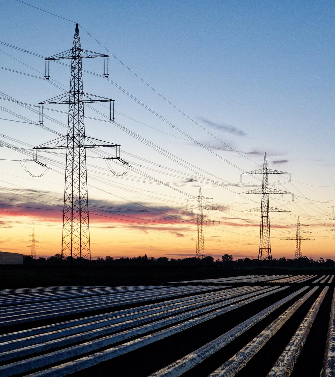 Symbolbild: Windräder und Stromtrasse