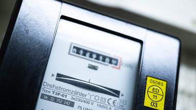 Ein Stromzähler in einem Wohngebäude am 19.12.2024 in Bremen.