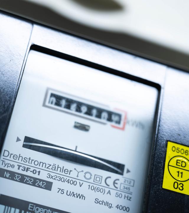 Ein Stromzähler in einem Wohngebäude am 19.12.2024 in Bremen.