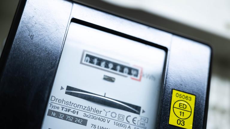 Ein Stromzähler in einem Wohngebäude am 19.12.2024 in Bremen.