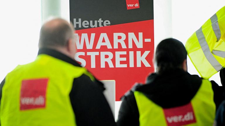 Ein Schild mit der Aufschrift "Warnstreik heute" ist während eines ganztägigen Streiks des Luftsicherheitspersonals für eine Lohnerhöhung zu sehen