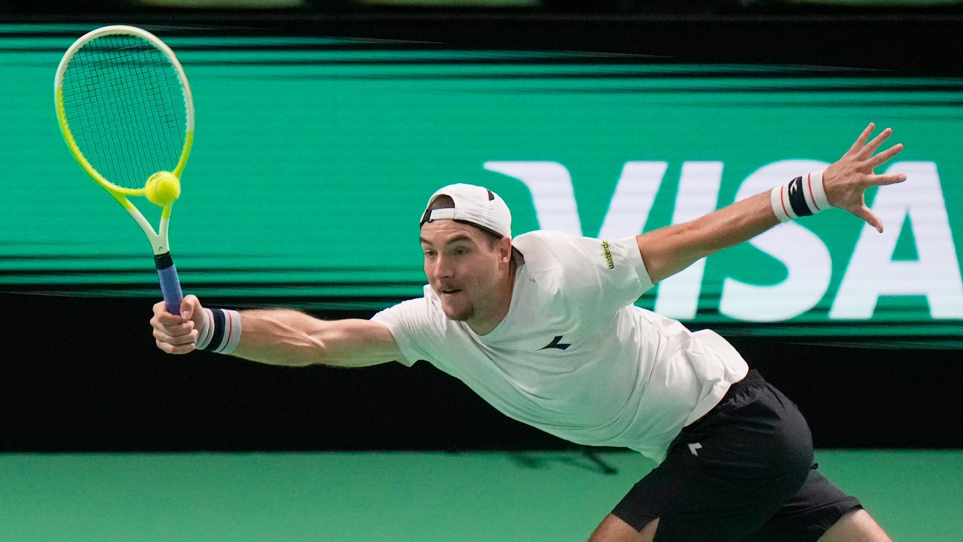 Jan Lennard Struff spielt einen Vorhand-Return