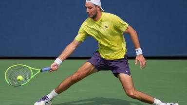 Jan-Lennard Struff spielt eine Vorhand.