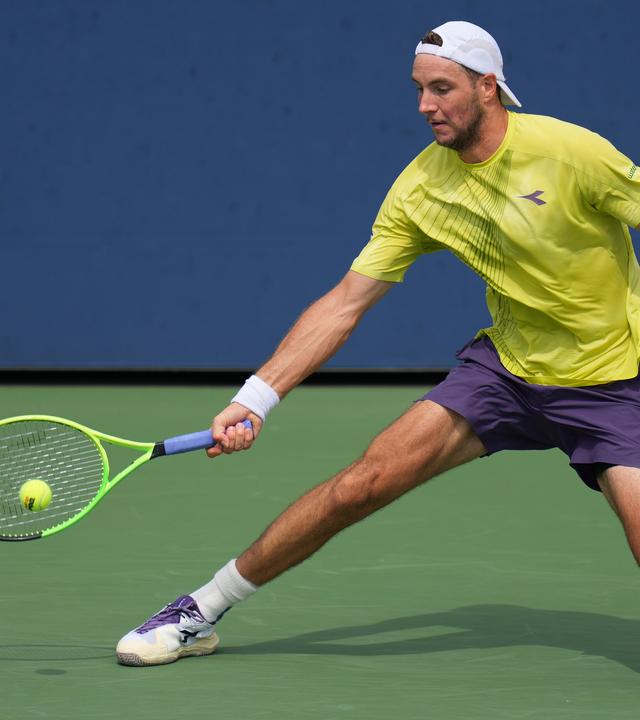 Jan-Lennard Struff spielt eine Vorhand.