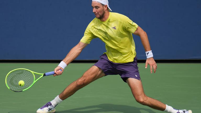 Jan-Lennard Struff spielt eine Vorhand.