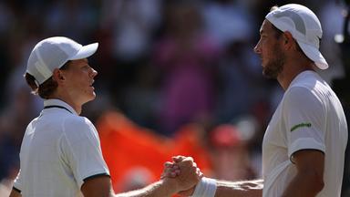 Jan-Lennard Struff schlägt mit Jannik Sinner nach dem Wimbledon-Viertelfinale ab
