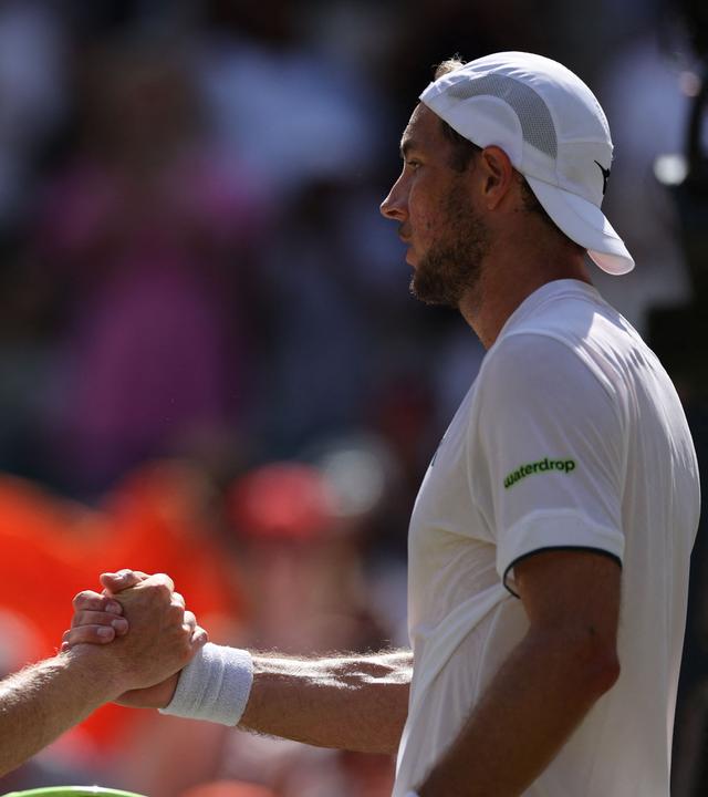 Jan-Lennard Struff schlägt mit Jannik Sinner nach dem Wimbledon-Viertelfinale ab