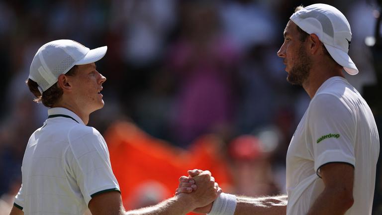 Jan-Lennard Struff schlägt mit Jannik Sinner nach dem Wimbledon-Viertelfinale ab