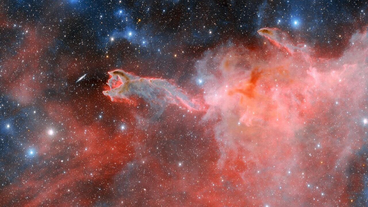 Struktur CG4 - Spitzname "Hand Gottes", die nach einer vermeintlich direkt vor ihr liegenden Galaxie (ESO 257-19) zu greifen scheint.
