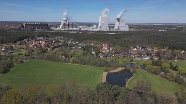 Kohlekraftwerk in der Ferne