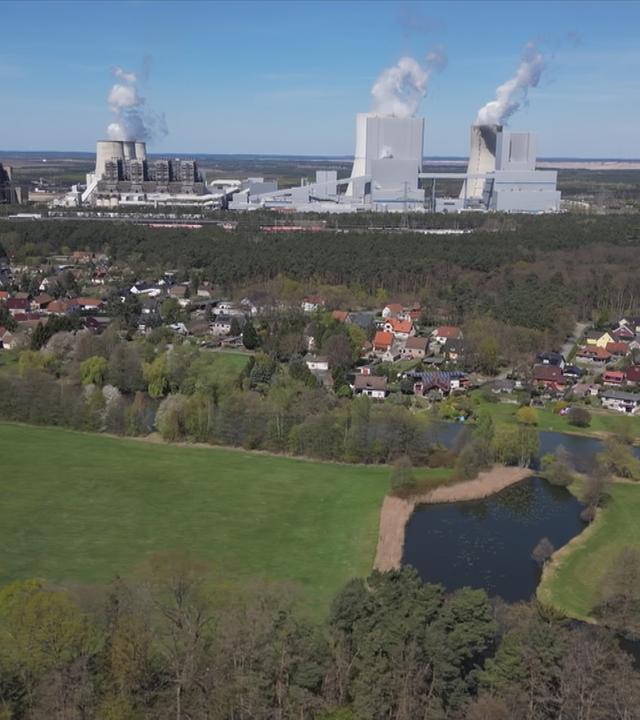 Kohlekraftwerk in der Ferne