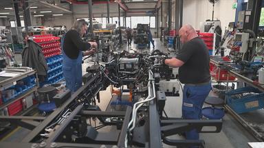 Arbeiter in einem Automobilzulifer-Unternehmen