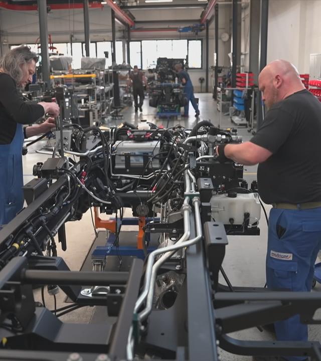 Arbeiter in einem Automobilzulifer-Unternehmen