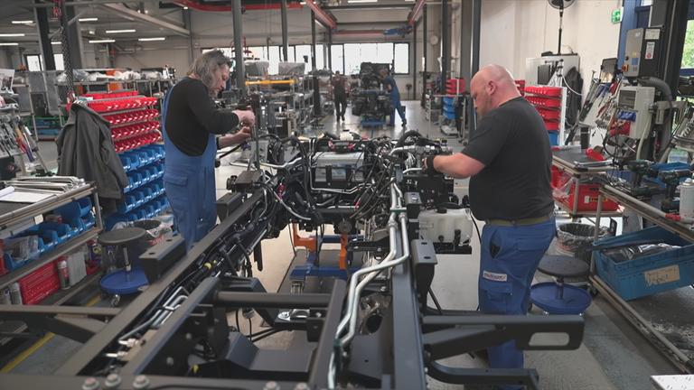 Arbeiter in einem Automobilzulifer-Unternehmen