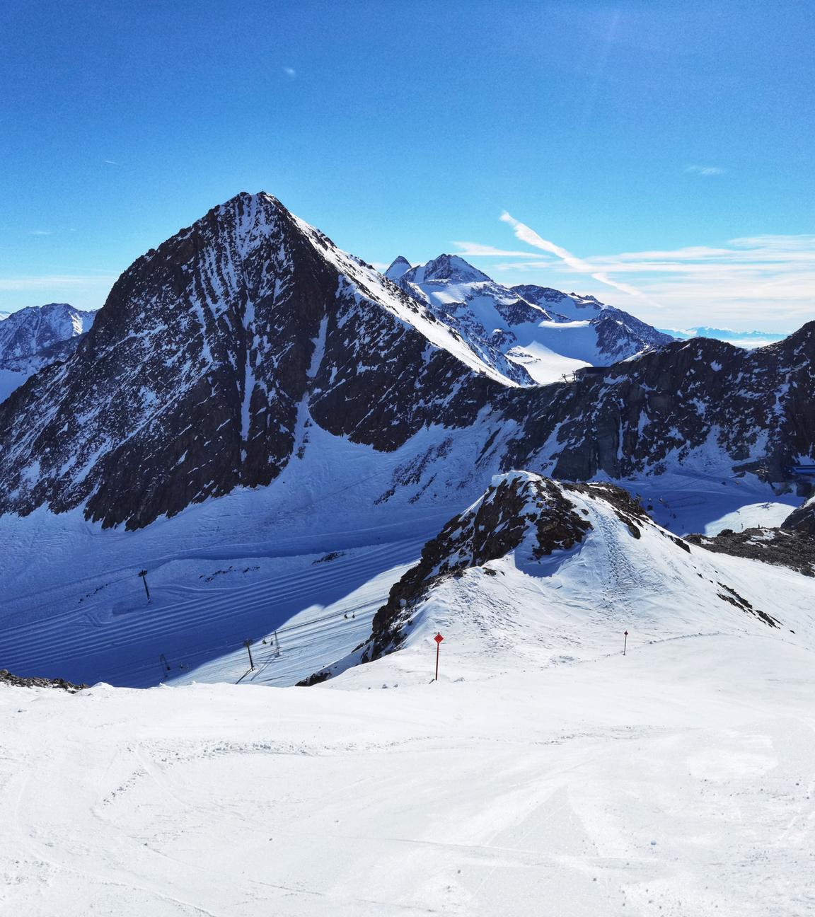 Österreich, Neustift Im Stubaital: Ein Blick auf die Skipisten am Stubaier Gletscher.