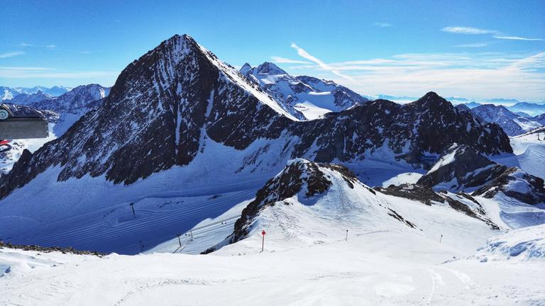 Österreich, Neustift Im Stubaital: Ein Blick auf die Skipisten am Stubaier Gletscher.