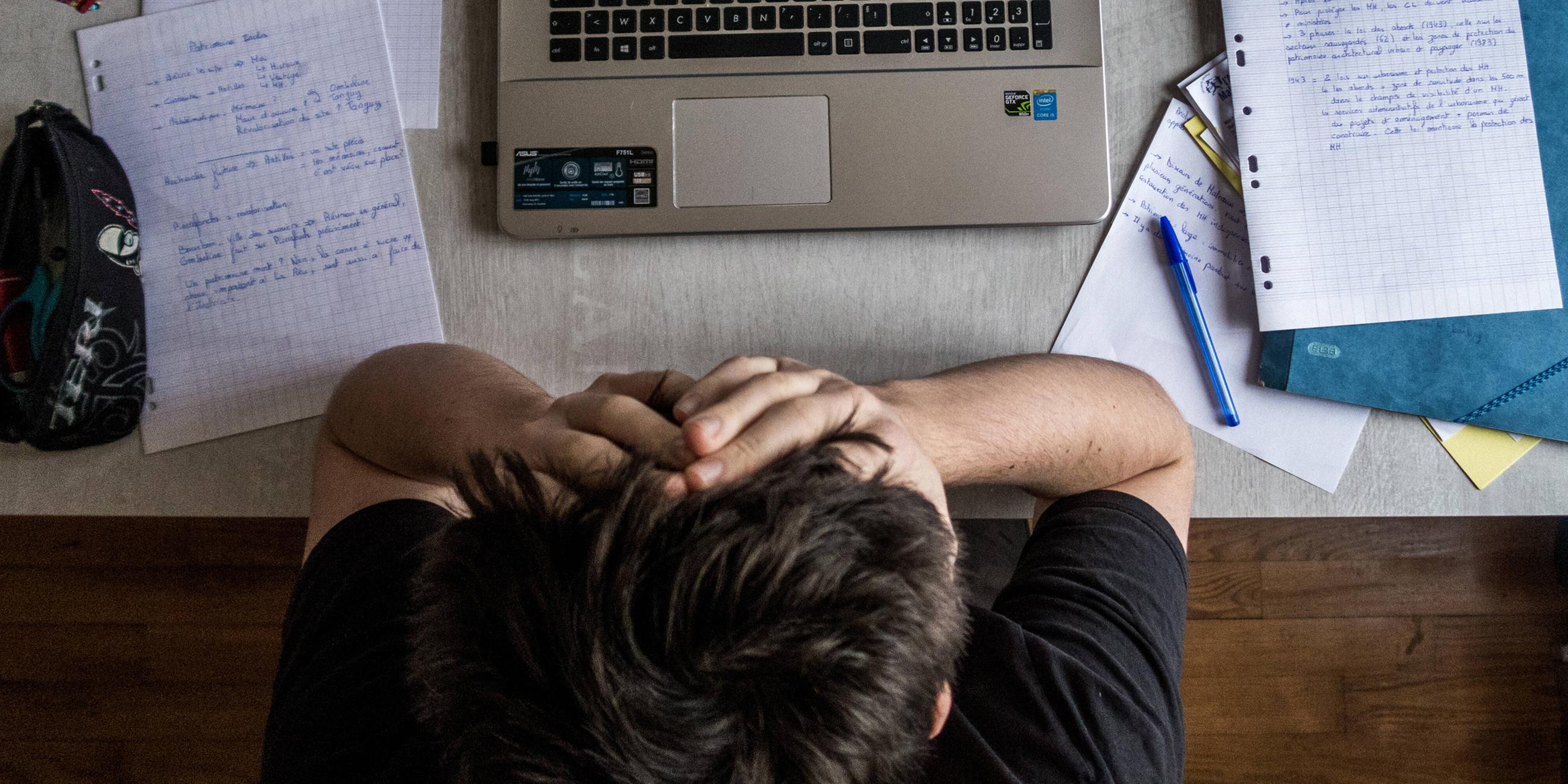 Student sitzt vor einem Computer