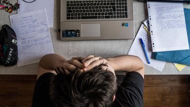 Student sitzt vor einem Computer