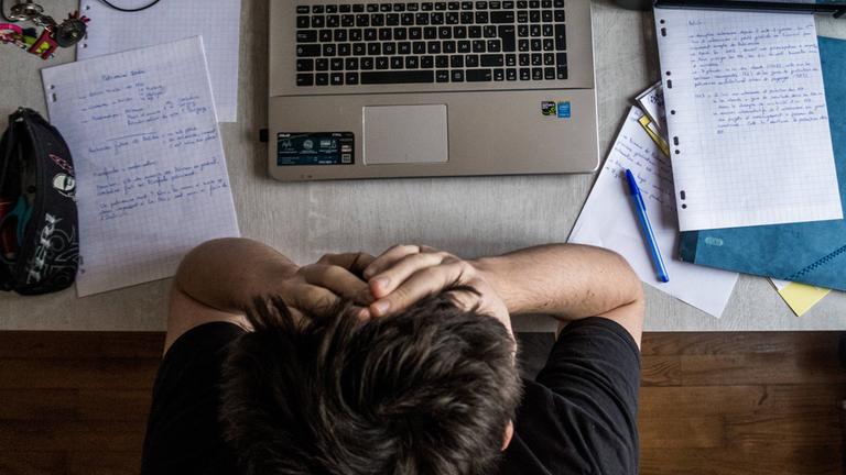 Student sitzt vor einem Computer