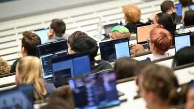  Studenten sitzen an der Universität in Tübingen in einem Hörsaal in einer Vorlesung in Praktischer Informatik.