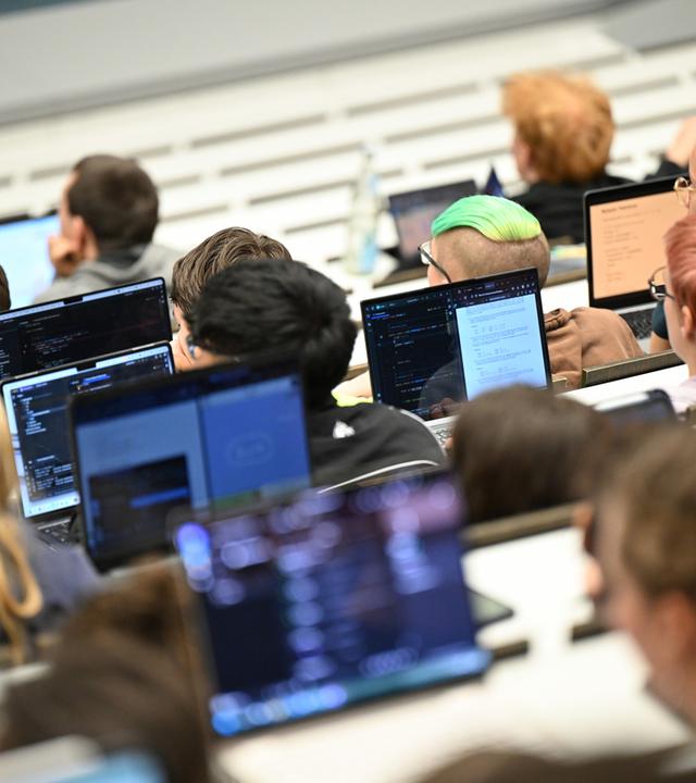  Studenten sitzen an der Universität in Tübingen in einem Hörsaal in einer Vorlesung in Praktischer Informatik.